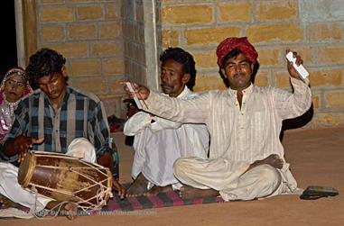 04 Rajasthan-Dancer_and_Music,_Kuri_DSC3500_b_H600